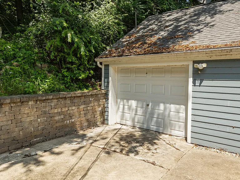 2260 N River Rd — Photo 6