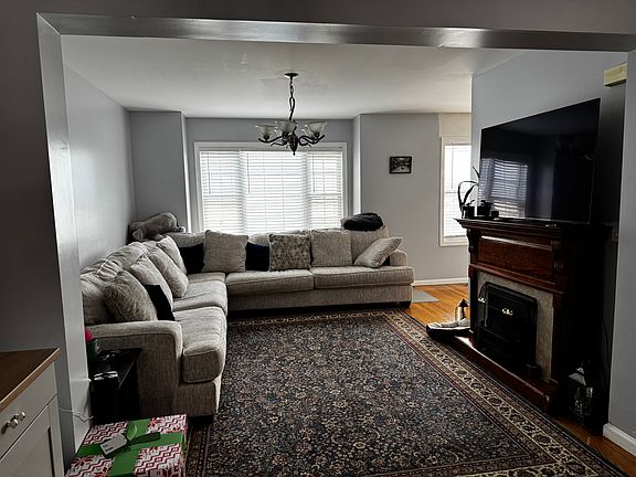 5th image of 529 Essex St