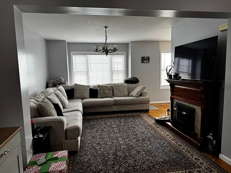 529 Essex St — Photo 5