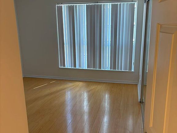 4th image of 7 Carlton St #1101