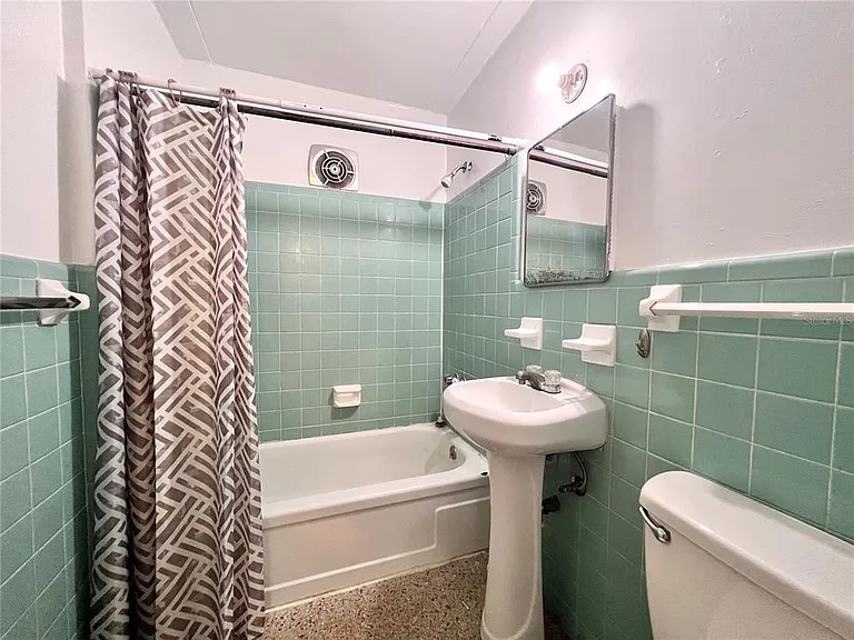 1303 NW 6th St #4 — Photo 12