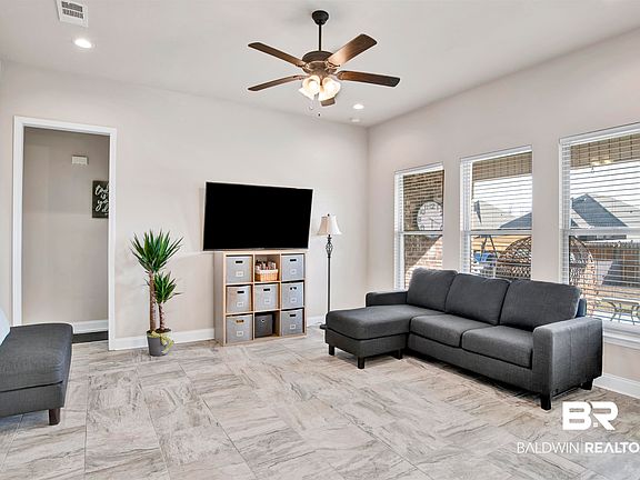 4th image of 1044 Chloe St