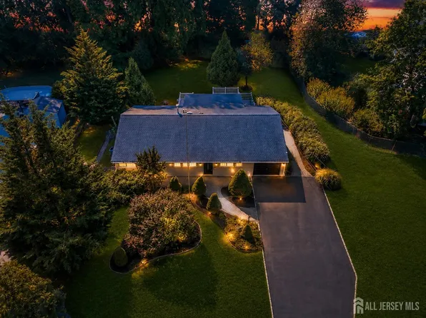 3 Delsey Rd, Kendall Park, NJ 08824