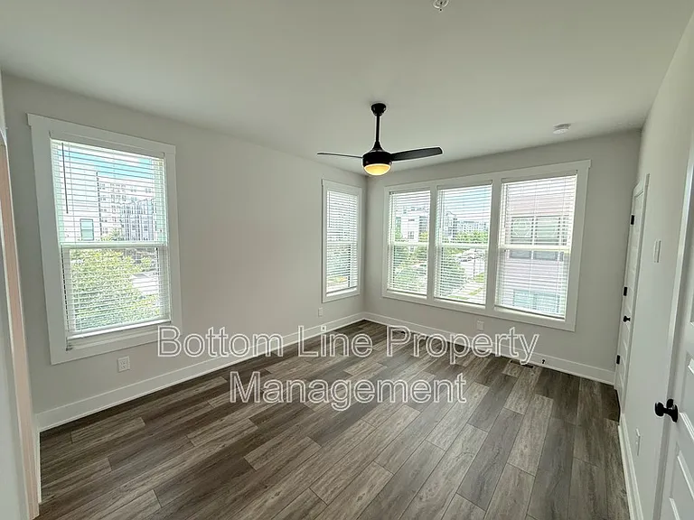 607 W Tremont Ave — Photo 16