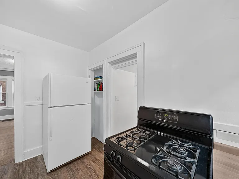 2025 Calvert St — Photo 17