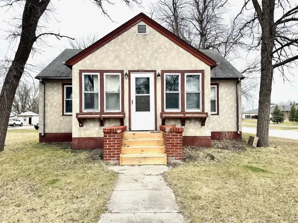 513 Lake St NE, Warroad, MN 56763
