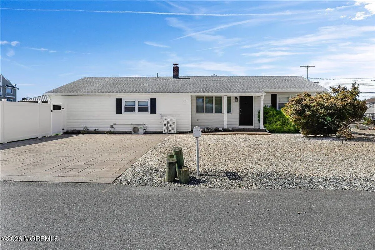 3 bed, 1.5 bath, 1284 sqft, $4,000 — Photo 1