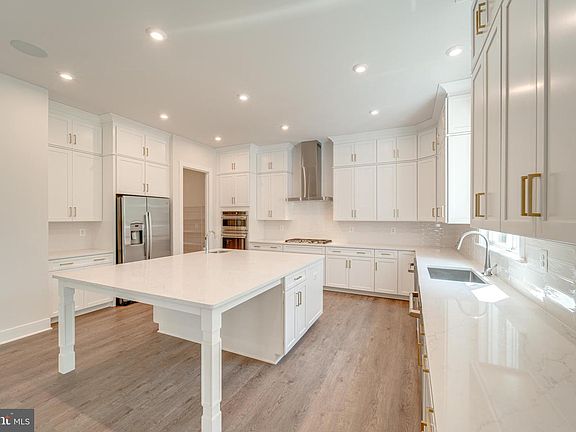 5th image of 8701 Maple Springs Pl