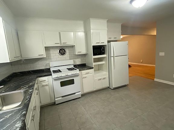 5th image of 206 Oak St APT 1