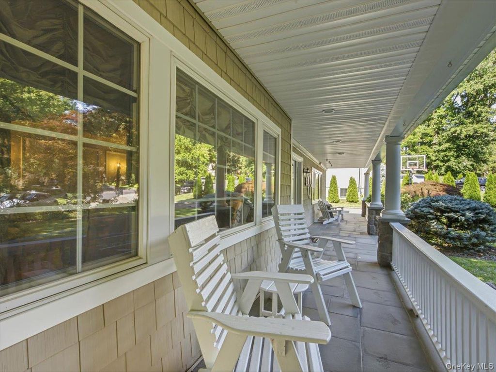 30 Woodland Road, Roslyn, NY - View 3