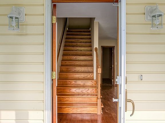 3rd image of 1015 Empire Dr SW