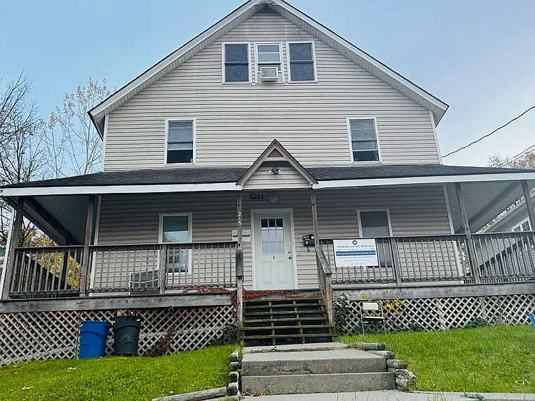 213-215 Columbia St — Photo 14