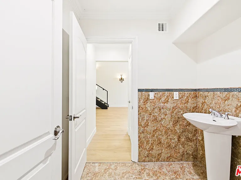 23114 Mariano St — Photo 16