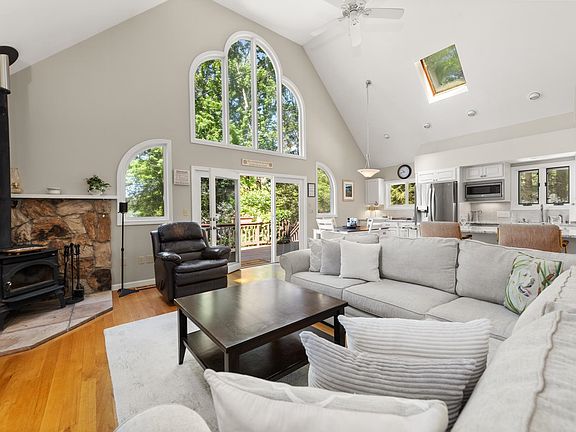 5th image of 114 Shore Drive N