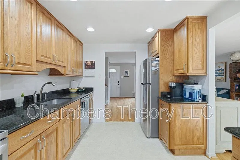 3 bed, 2.0 bath, 1620 sqft, $3,500 — Photo 4