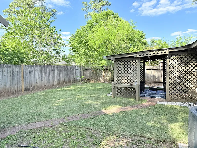 Hickorygate Dr — Photo 17