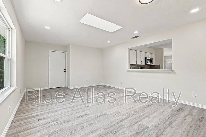 4 bed, 2.0 bath, 1744 sqft, $2,095 — Photo 4