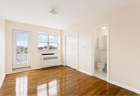 3rd image of 2582 37th St APT 6B
