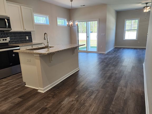 5th image of 115 Avery Woods Dr