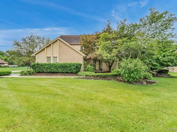 30135 Willow Ct N, Farmington Hills, MI 48331