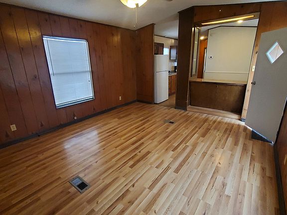 4th image of 302 Willett Ln