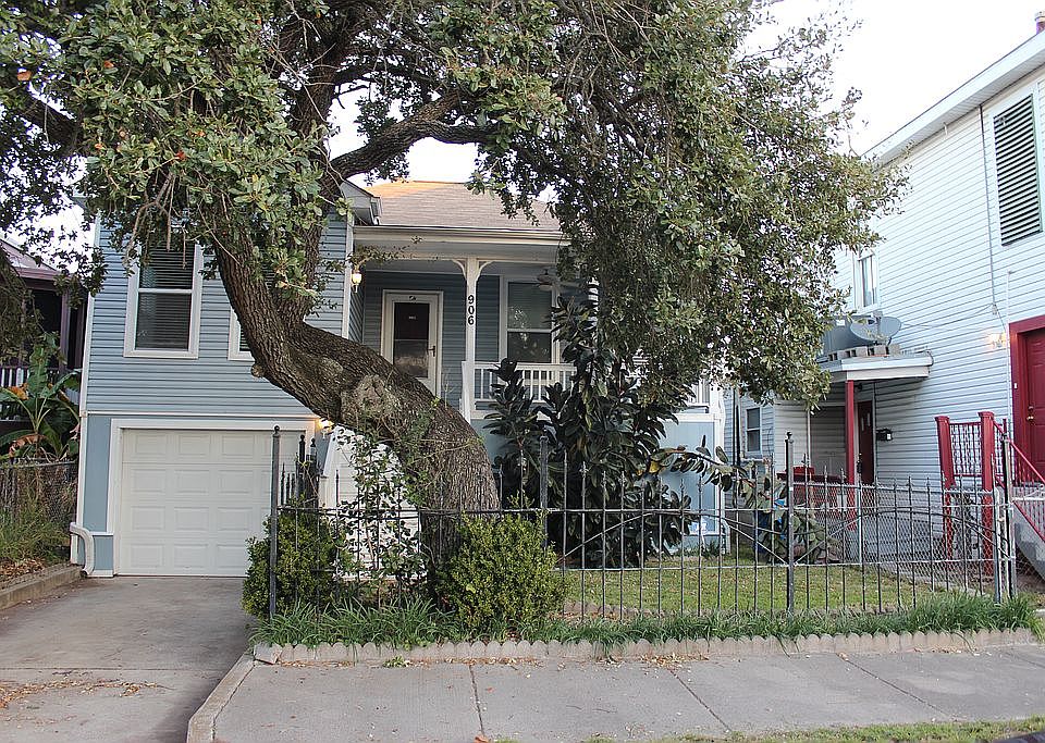 1st image of 906 Sealy St