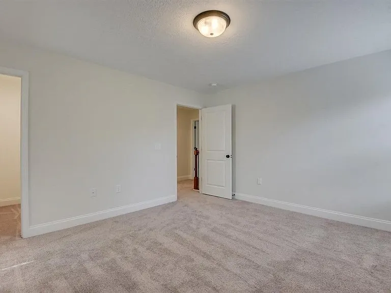 1011 Spotswood Cir — Photo 15