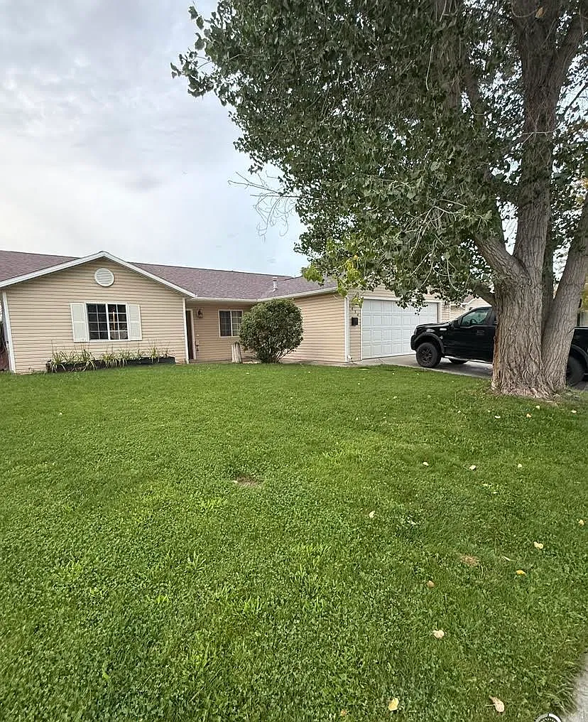 4 bed, 1384 sqft, $2,195 — Photo 2