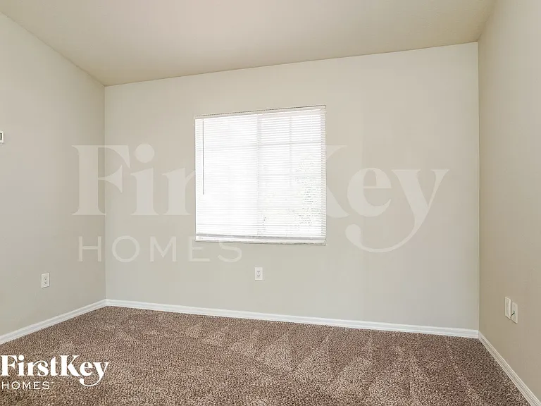 300 SE 16th St — Photo 13