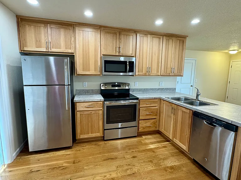 106 Webb St — Photo 4