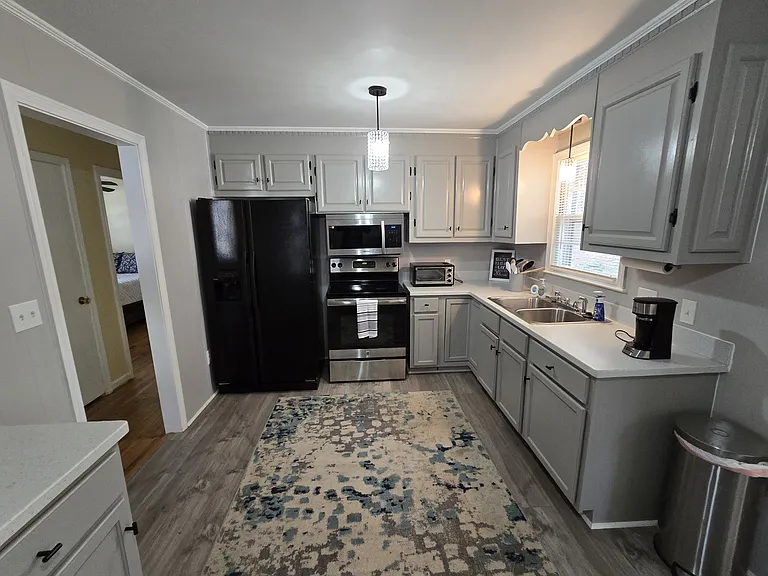 242 W Castle Dr — Photo 4