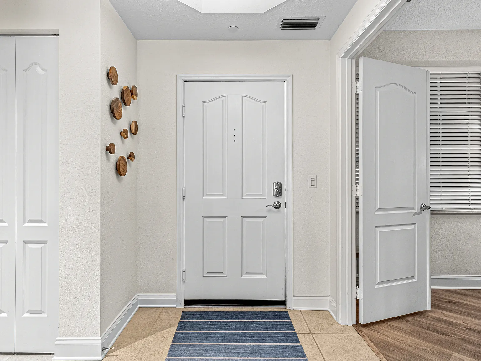 3 bed, 2.5 bath, 2110 sqft, $4,800 — Photo 3