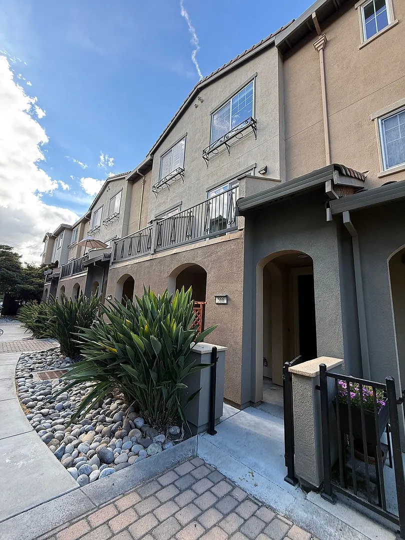 Beautiful Willow Glen / Almaden Walk Community Townhome with 2-Car Garage, High Ceilings & Privat... — Photo 1