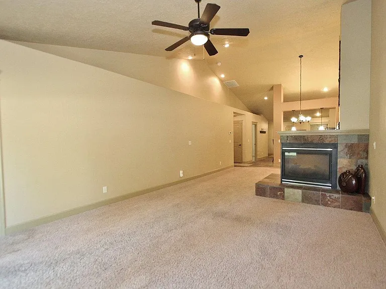 2586 S Gatewood Ln — Photo 8