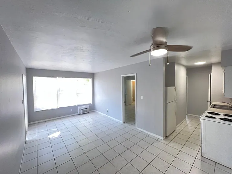 631 NE 8th Ave — Photo 5