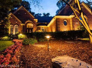 8988 Cascade Dr, South Lyon, MI