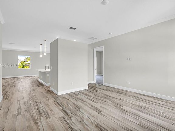 4th image of 4501 Redwood Dr