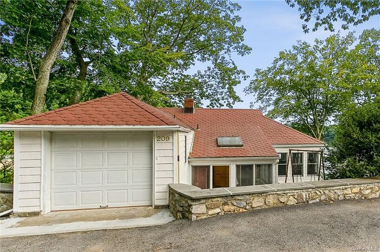 1st image of 209 Lake Dr