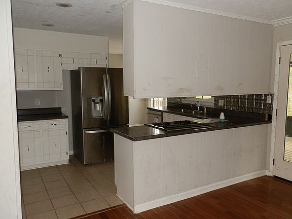 5th image of 110 Thornwood Dr SW