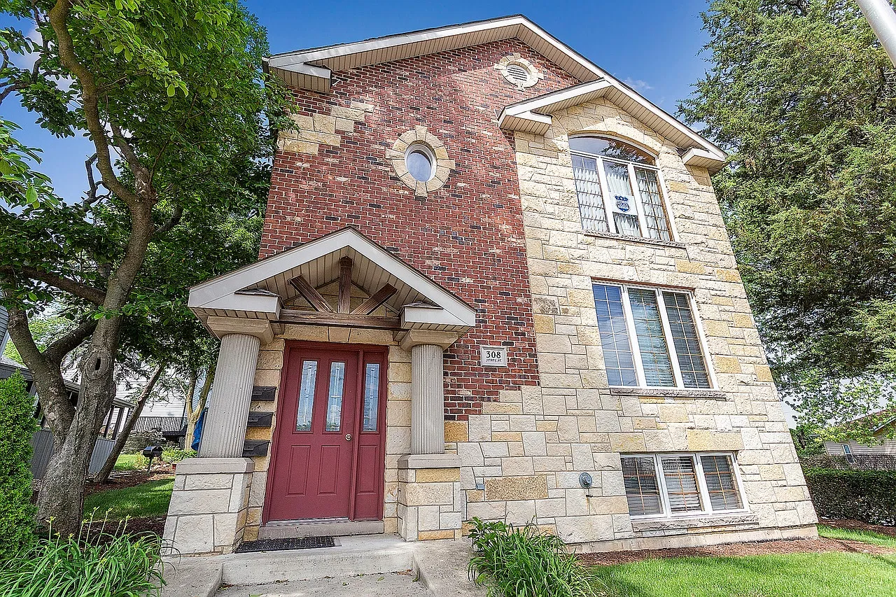 3 bed, 1200 sqft, $2,300 — Photo 1
