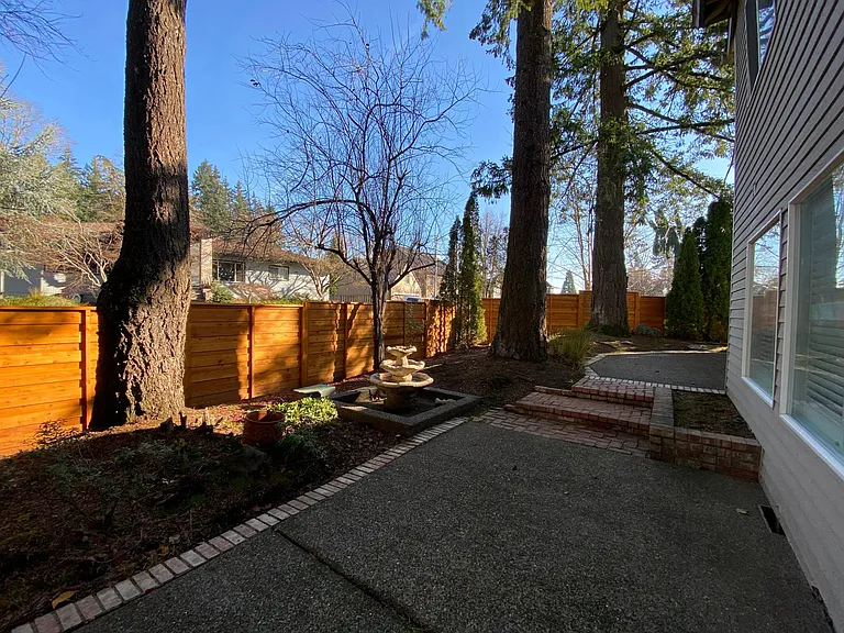 SE Crown Ct — Photo 13