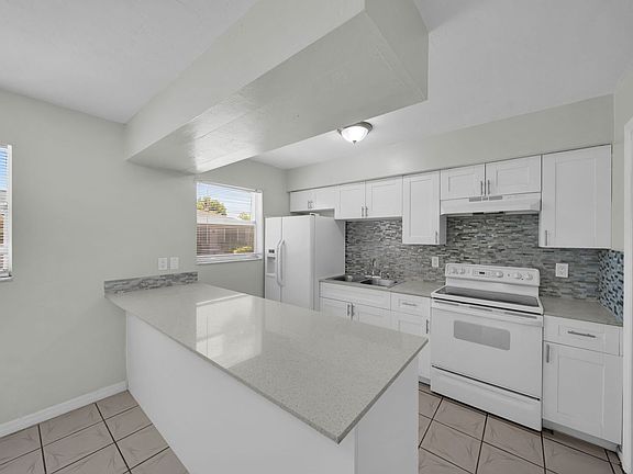 2nd image of 15 SE 24th Ave APT B