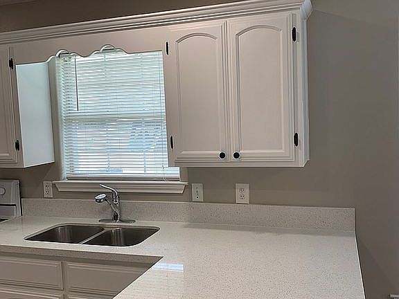3rd image of 934 English Ave