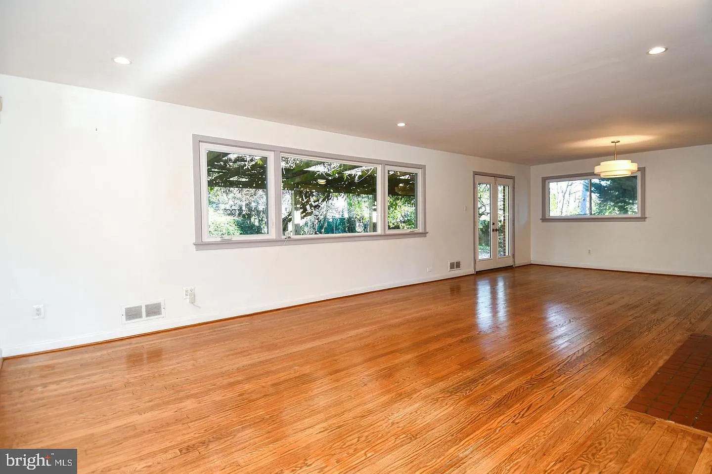 3 bed, 3.0 bath, 3592 sqft, $4,200 — Photo 3