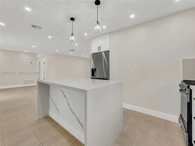 4 bed, 2.0 bath, 1653 sqft, $4,200 — Photo 3