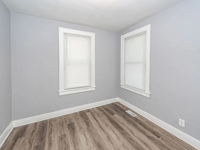 2620 Woodlawn Ave — Photo 23