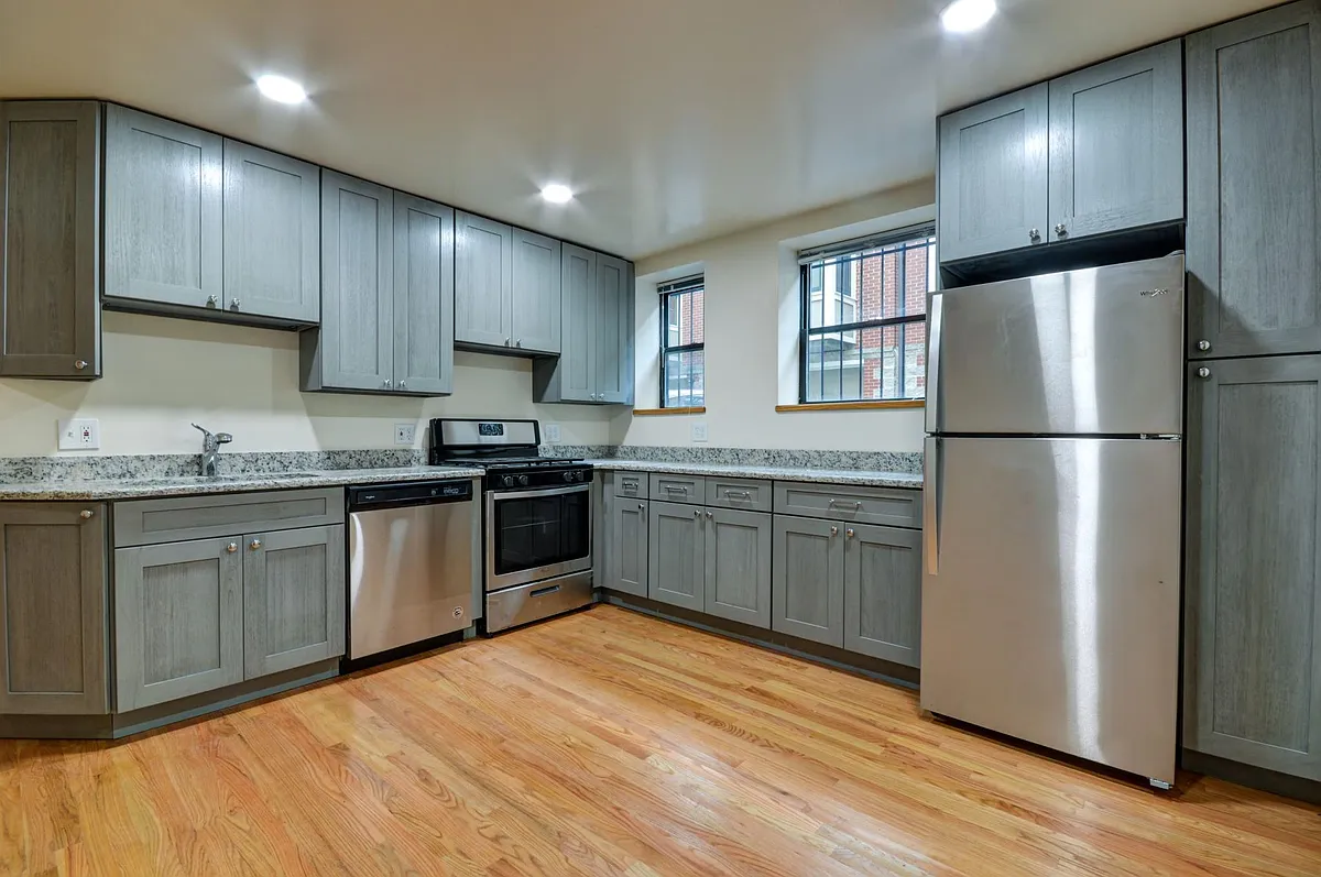 Building Photo - 849 W Sheridan Rd #G