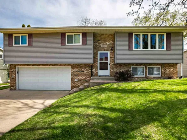 1050 Valentine Dr, Dubuque, IA 52003