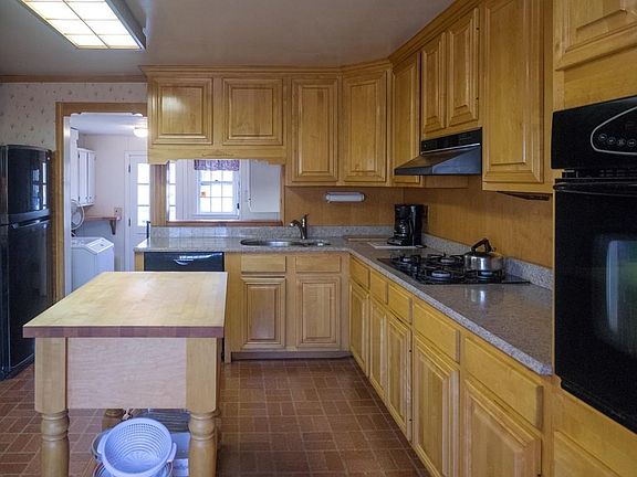 5th image of 93 Beechwood St
