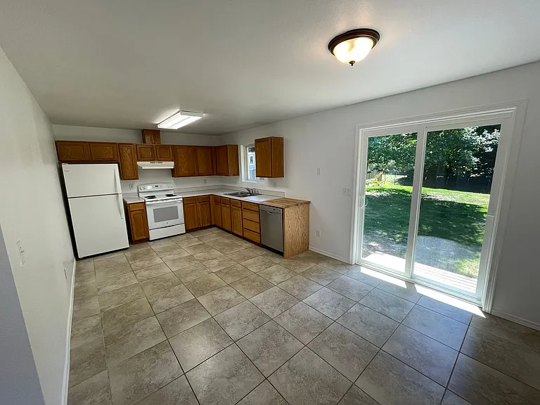 2415 Forest Park Ln — Photo 4